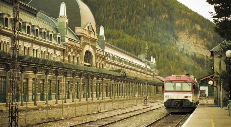 <strong>Reabre el tren histórico que te lleva de Madrid a Canfranc para descubrir la estación de tren más bonita de España. El lugar donde se encuentra el hotel más codiciado de los últimos años, el Royal Hideaway Hotel.</strong>